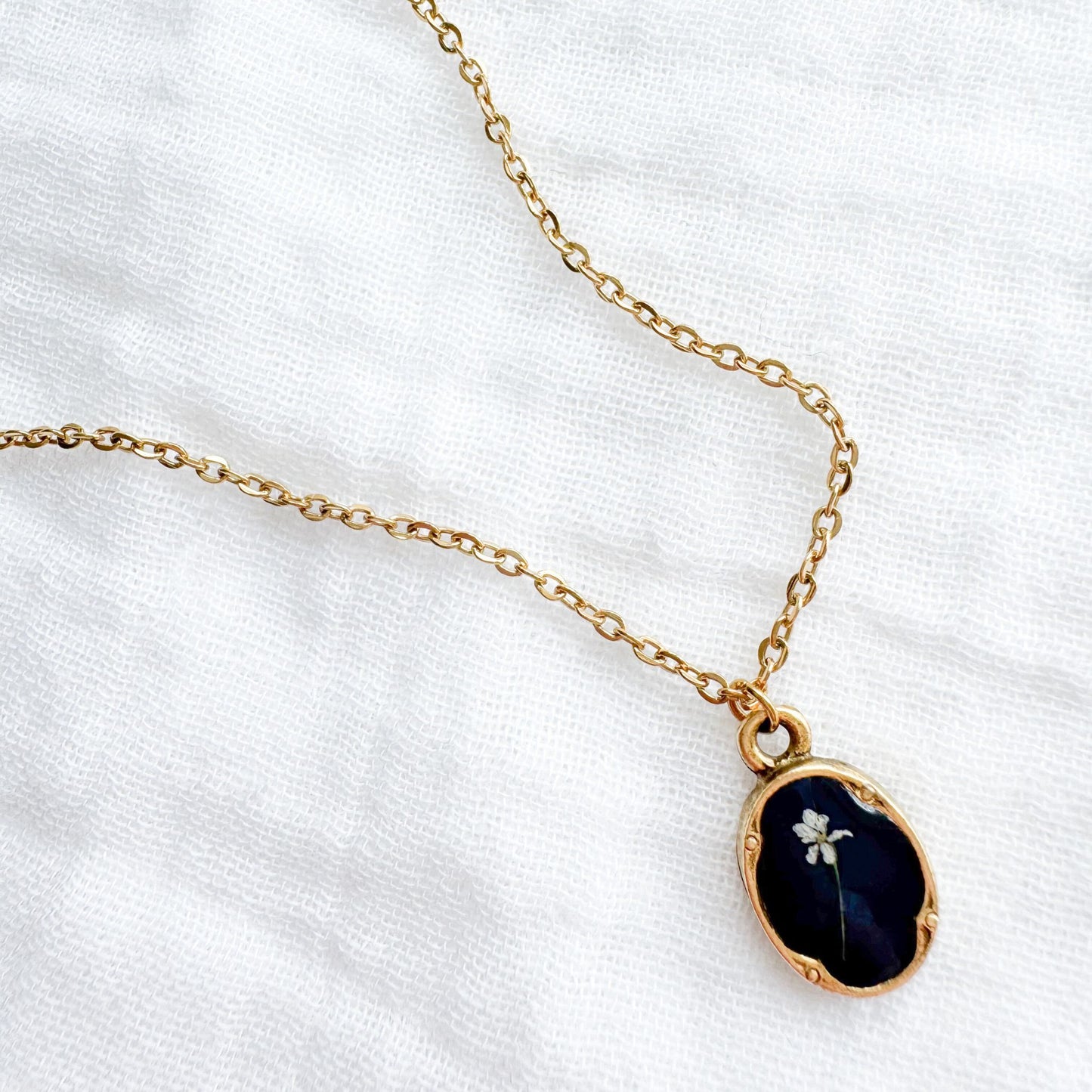 Céline Mini Ornate Pressed Flower Necklace | Gold