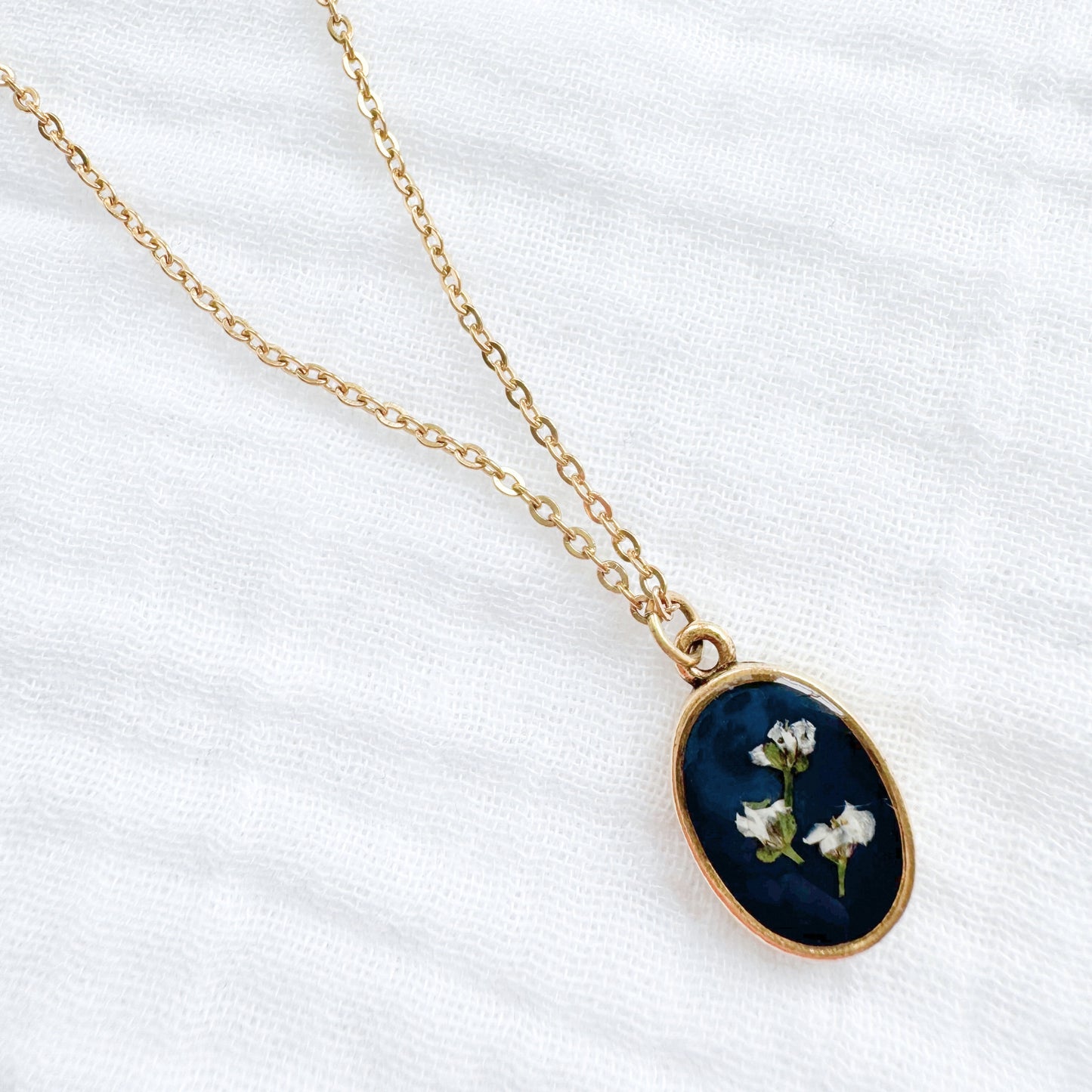 Céline Classic Oval Pressed Flower Necklace | Gold