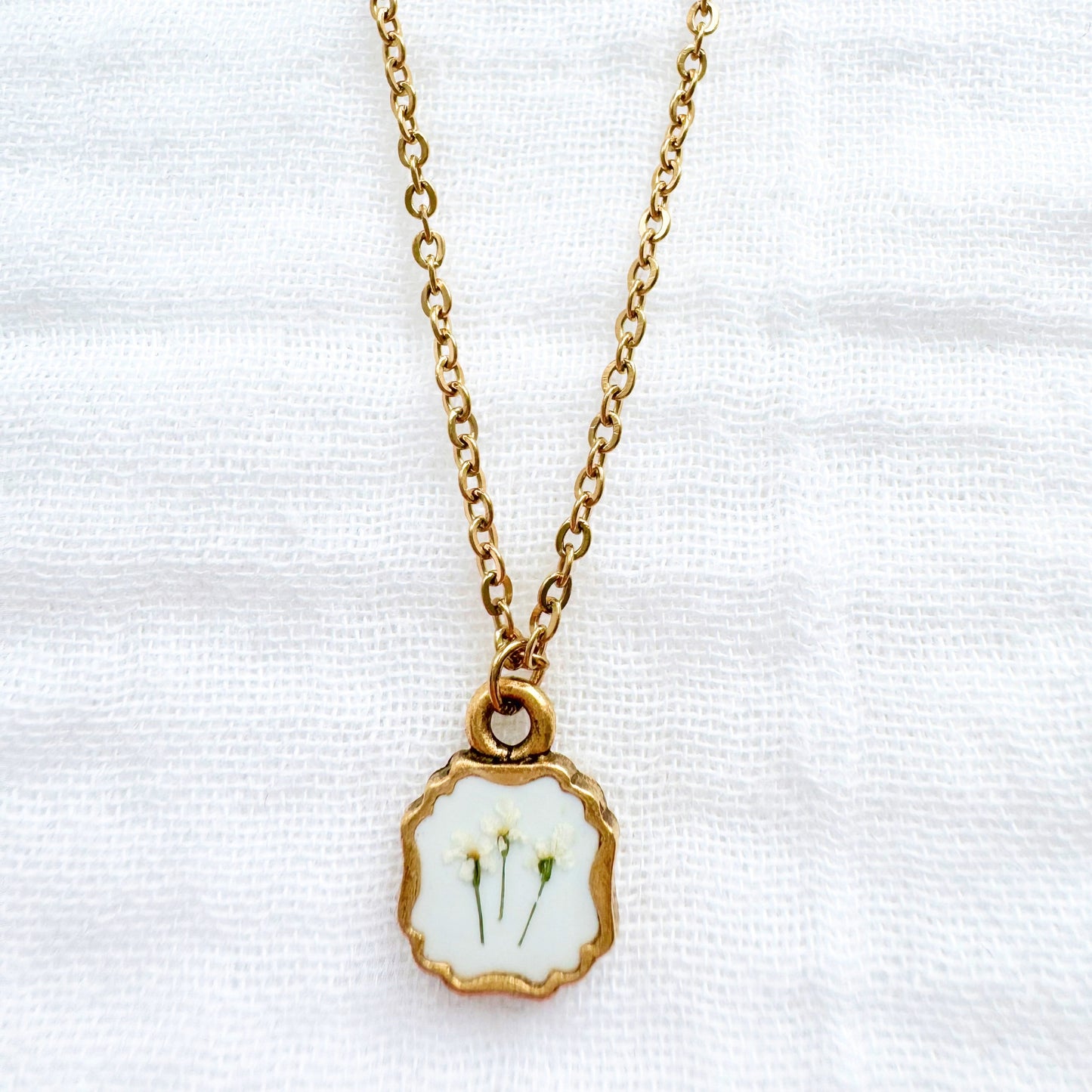 Chloé Mini Frame Pressed Flower Necklace | Gold