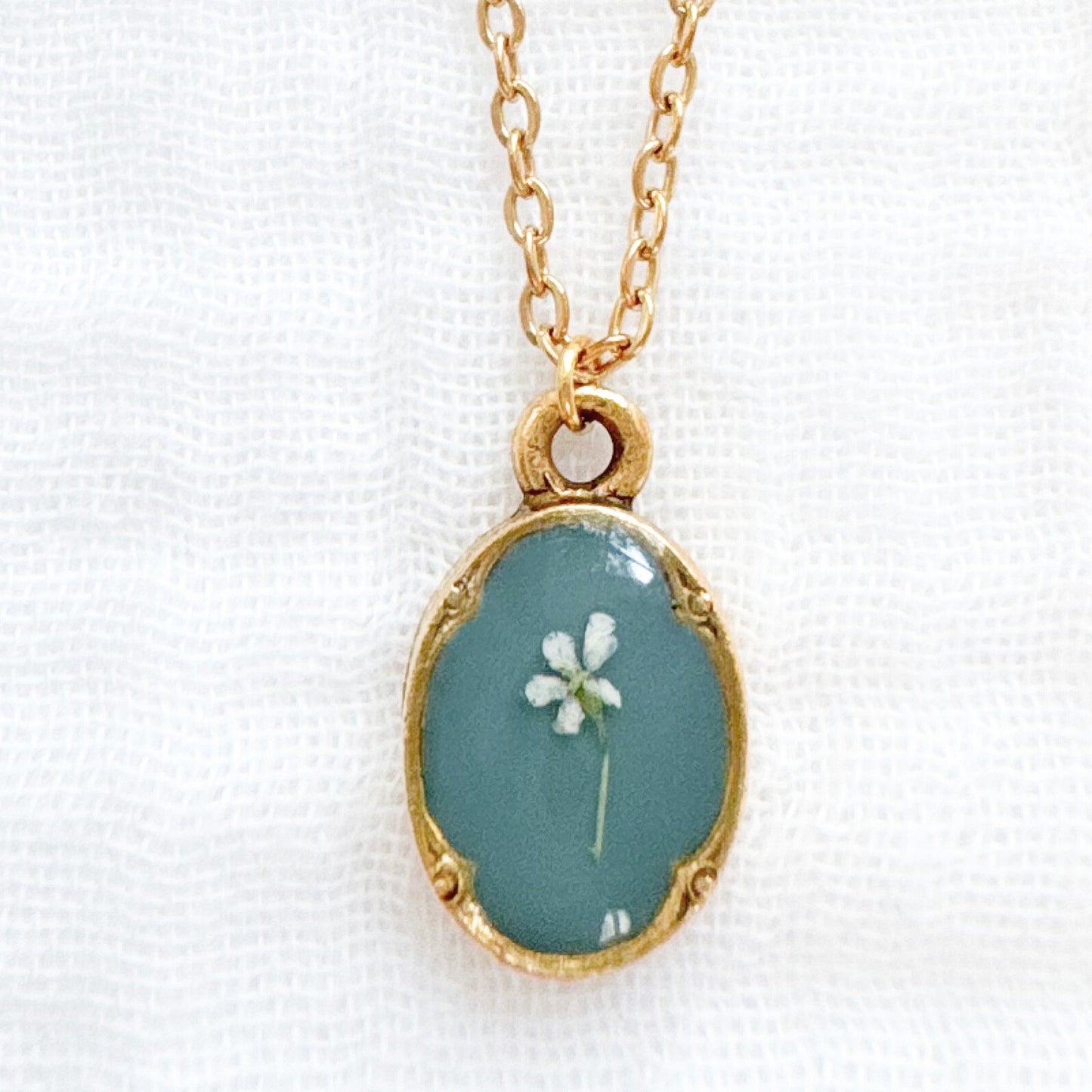 Elinor Mini Ornate Pressed Flower Necklace | Gold