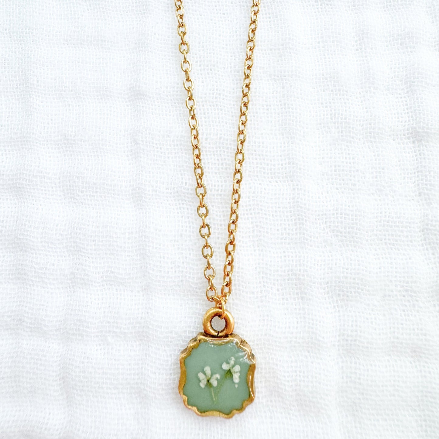 Faye Mini Ornate Pressed Flower Necklace | Gold