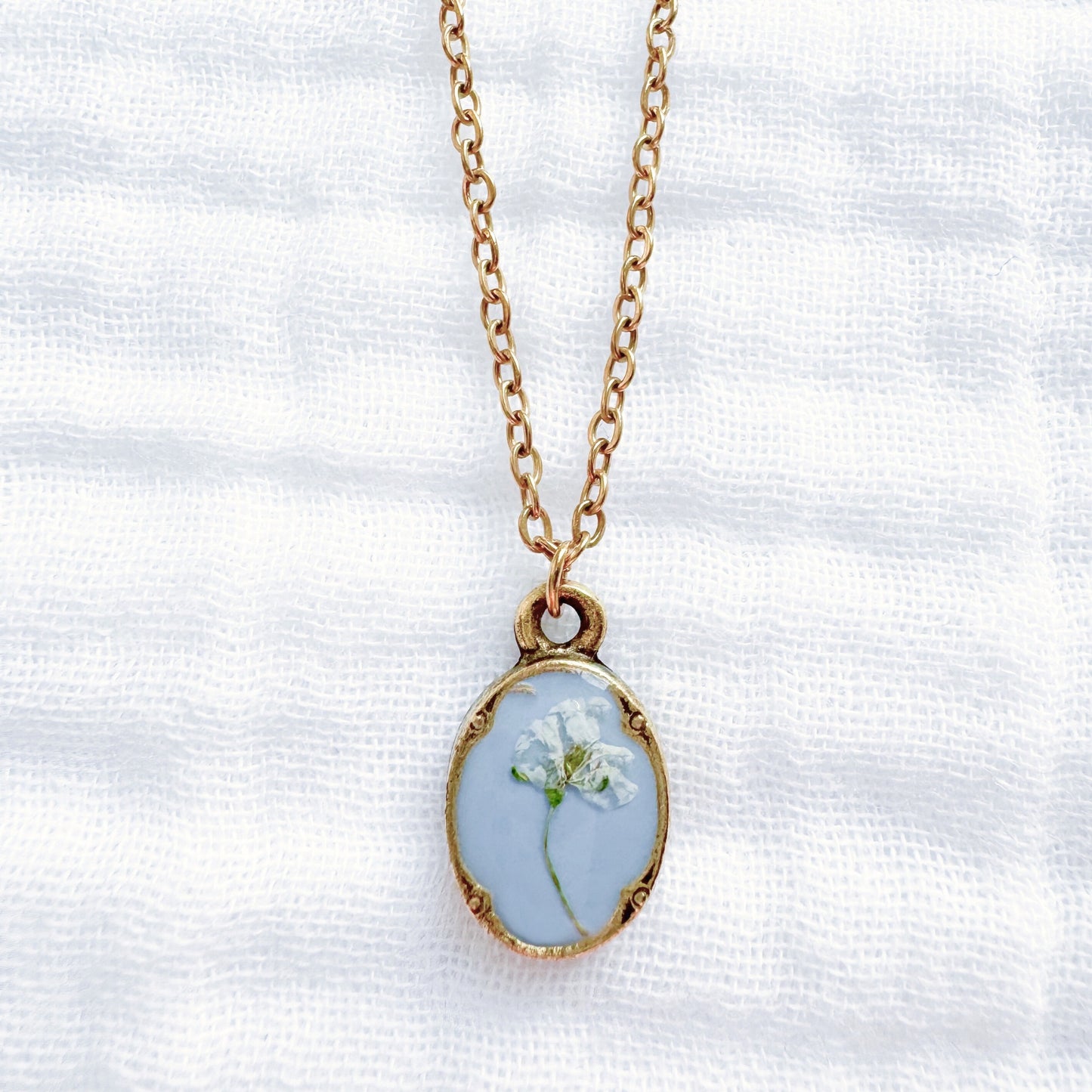 Geneviève Mini Ornate Pressed Flower Necklace | Gold