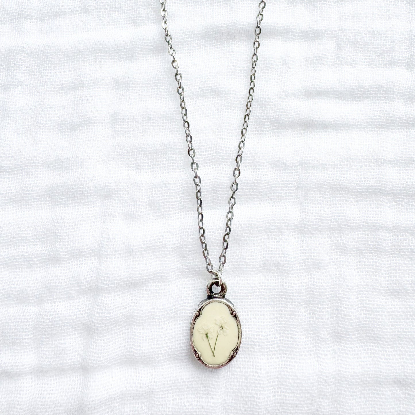 Joyce Mini Ornate Pressed Flower Necklace | Silver