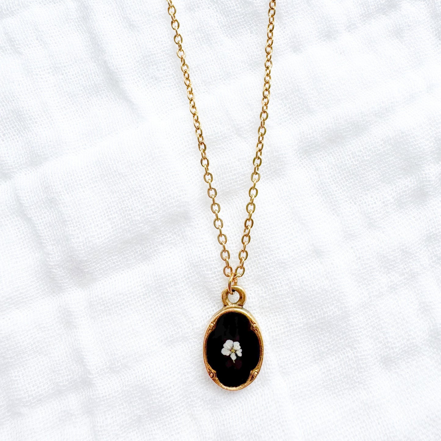 Lynn Mini Ornate Pressed Flower Necklace | Gold