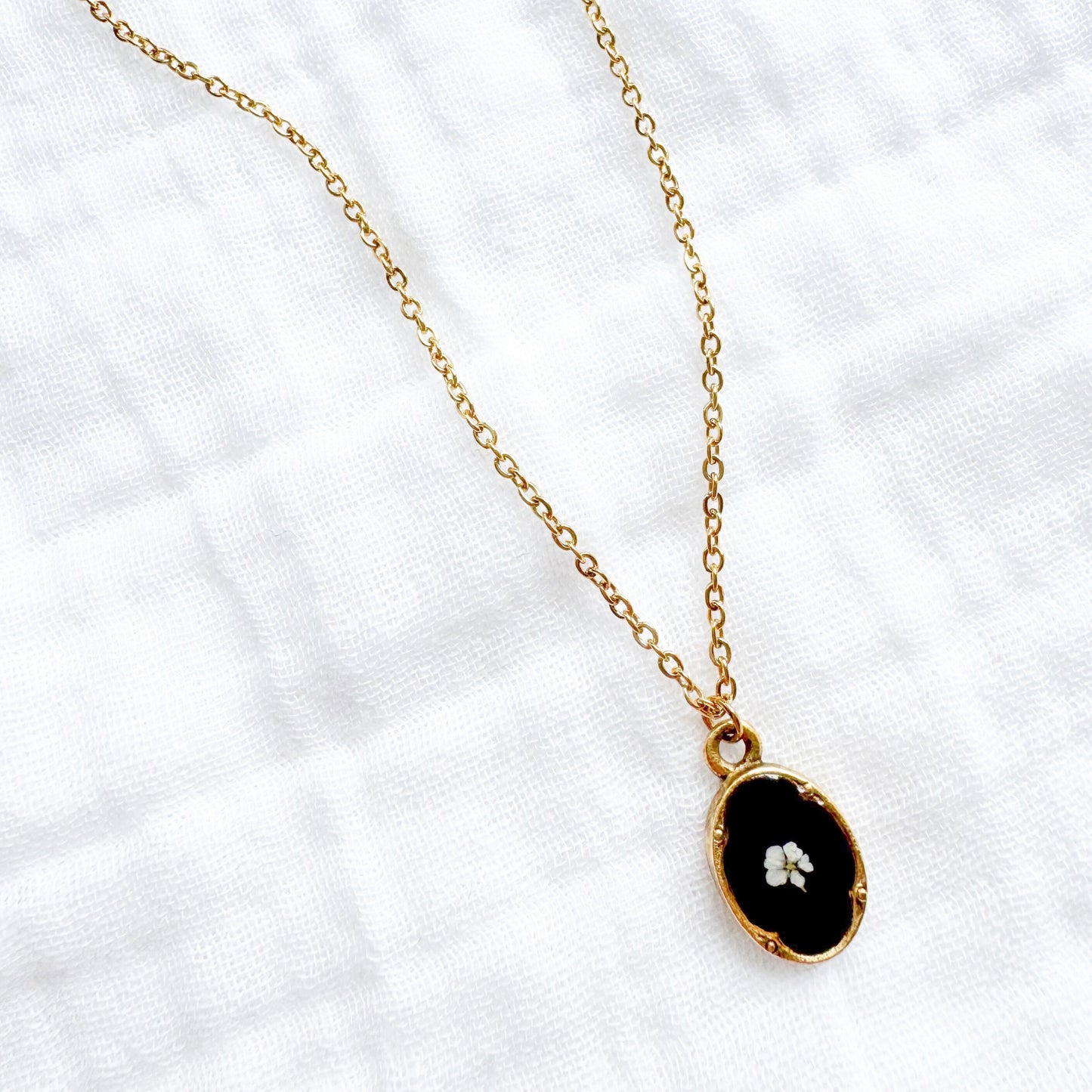 Lynn Mini Ornate Pressed Flower Necklace | Gold