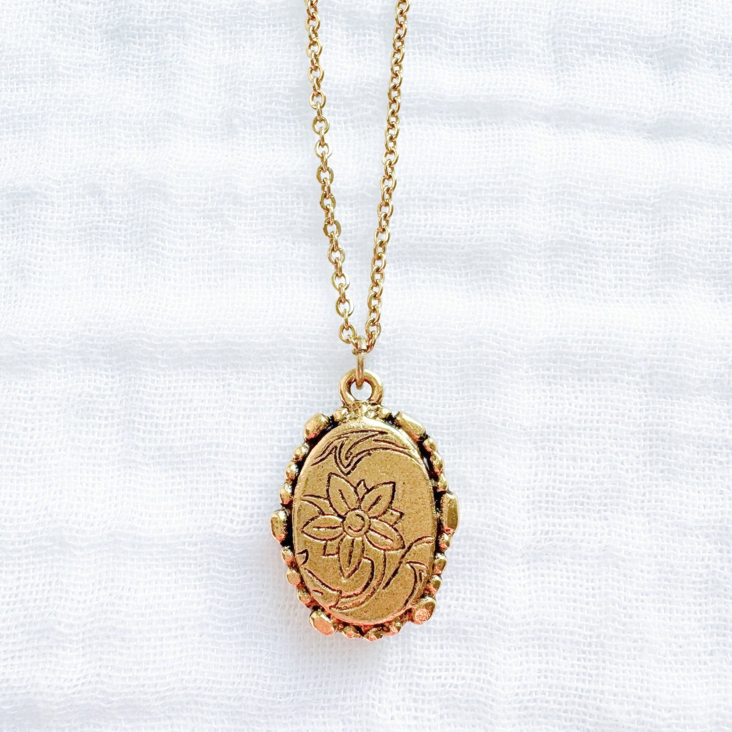 Geneviève Ornate Pressed Flower Necklace | Gold