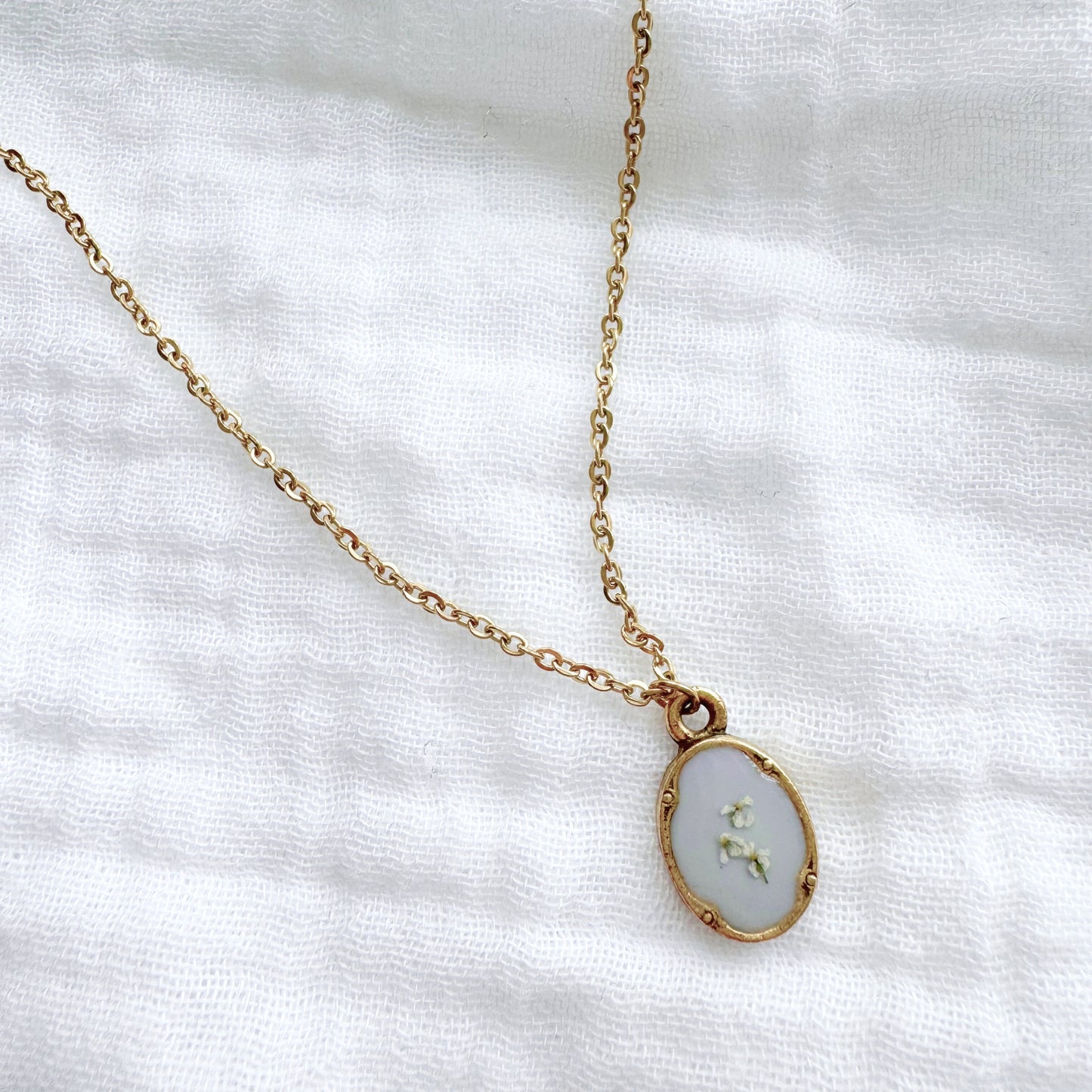 Raechelle Mini Ornate Pressed Flower Necklace | Gold
