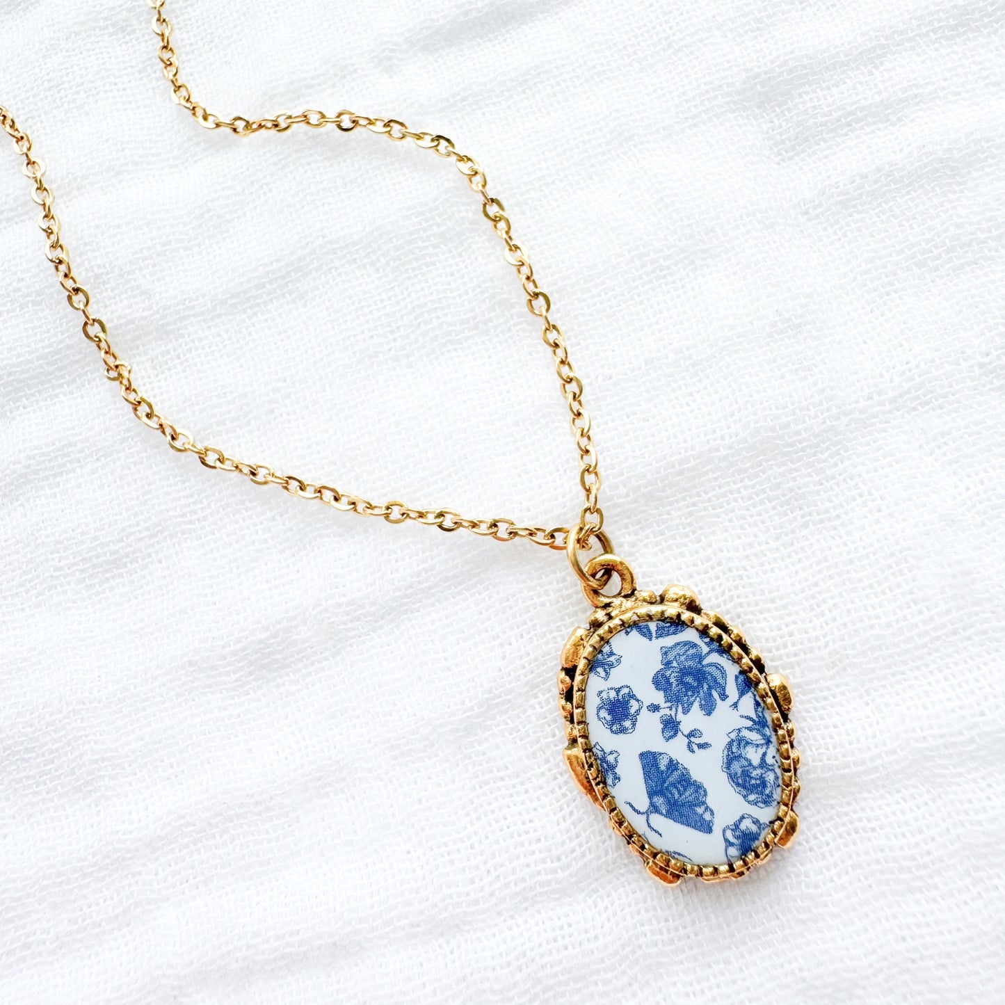 Toile de papillon Ornate Necklace | Gold