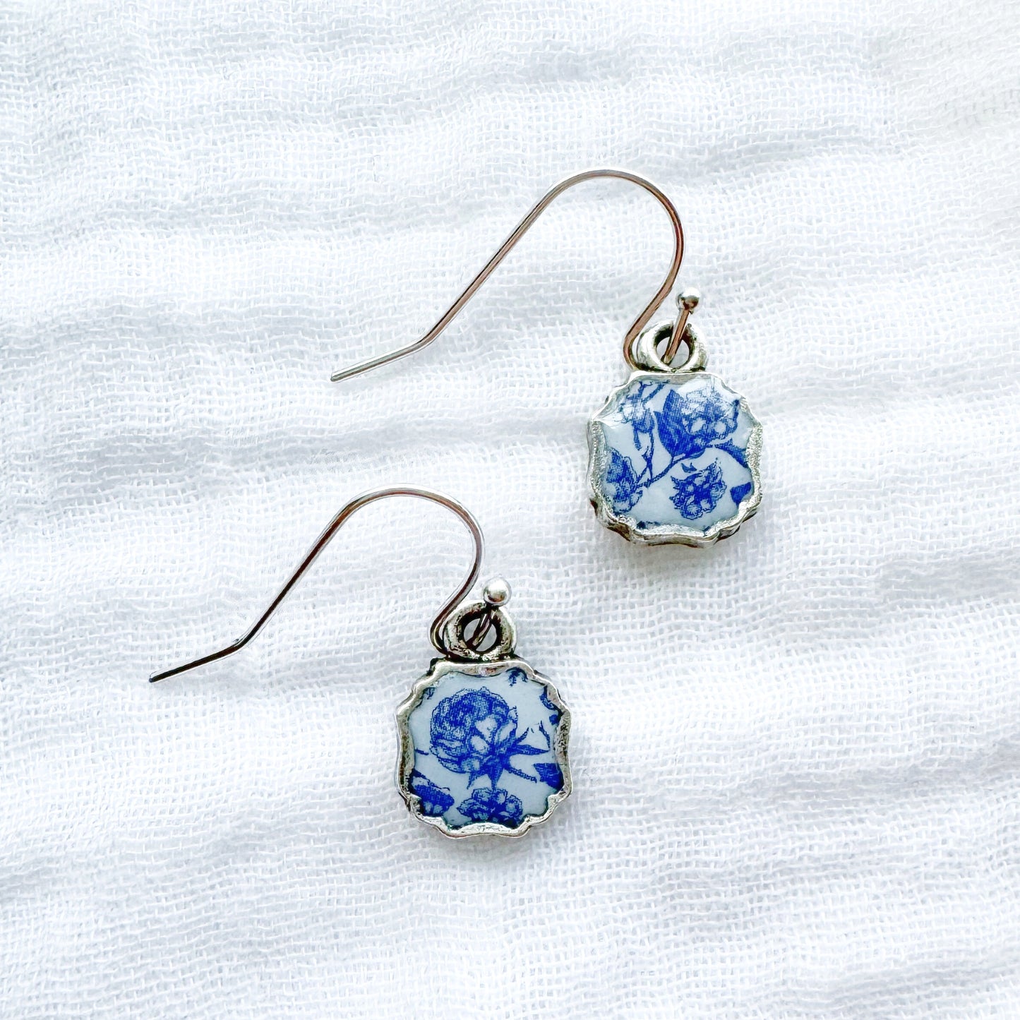 Toile de papillon Drop Earrings | Silver