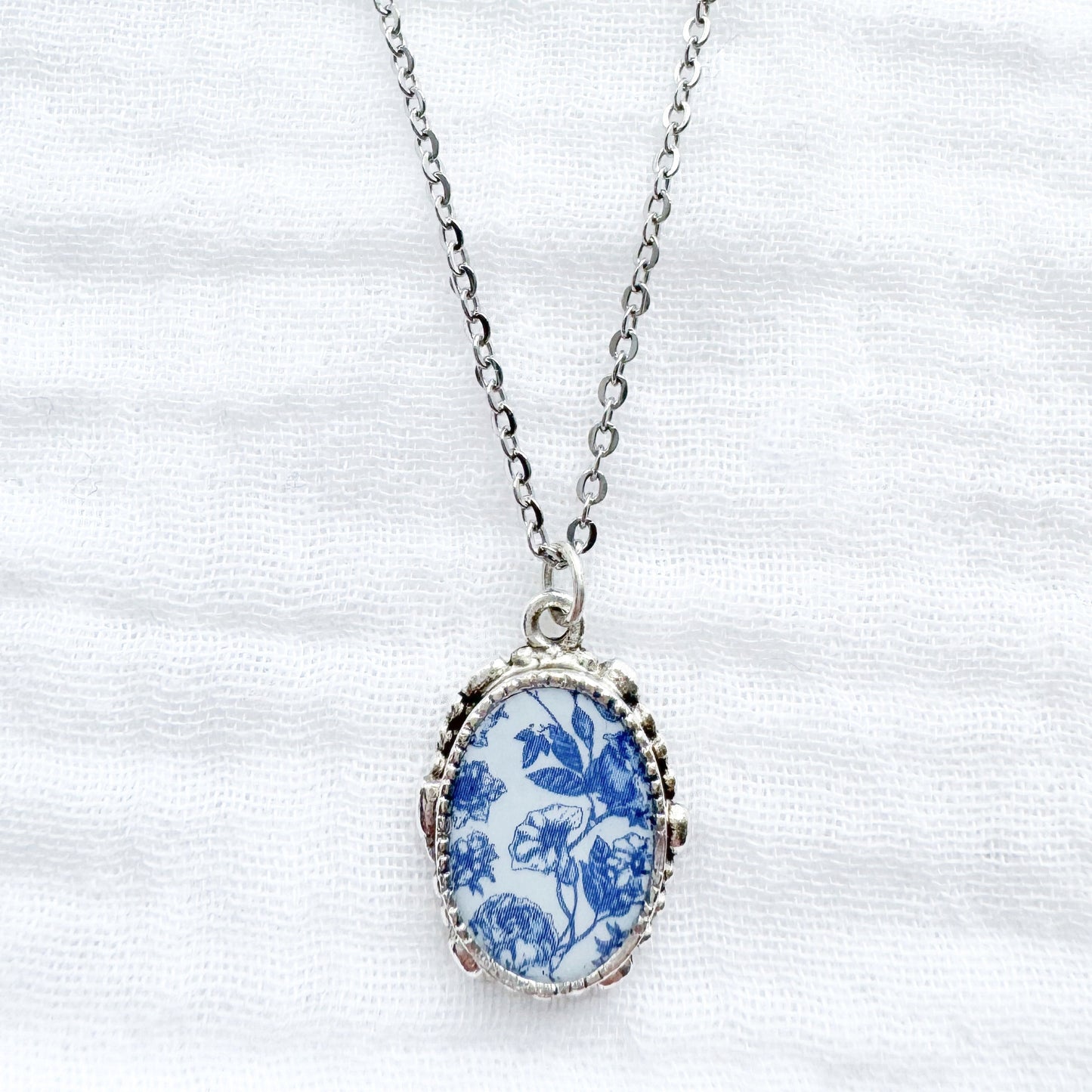 Toile de papillon Ornate Necklace | Silver