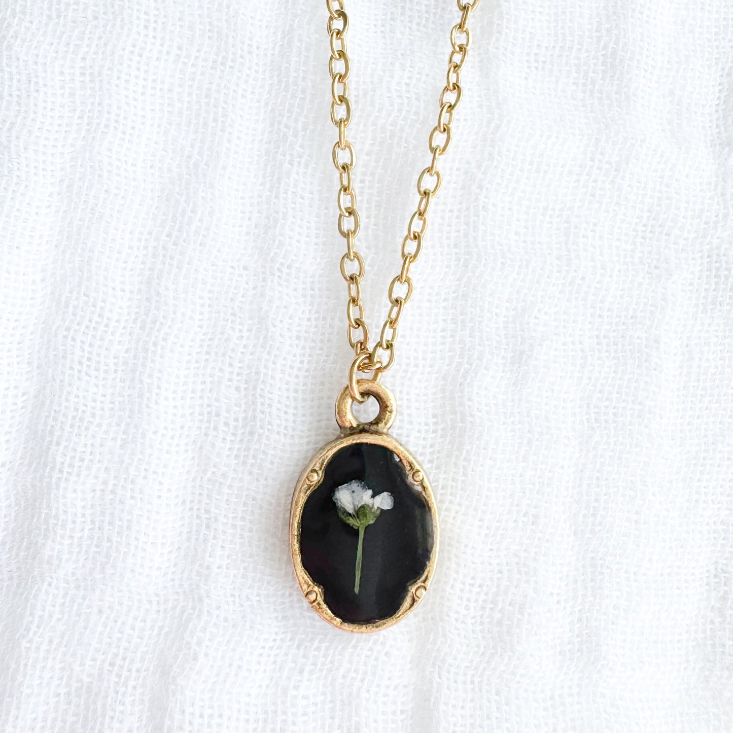 Victoria Mini Ornate Pressed Flower Necklace | Gold