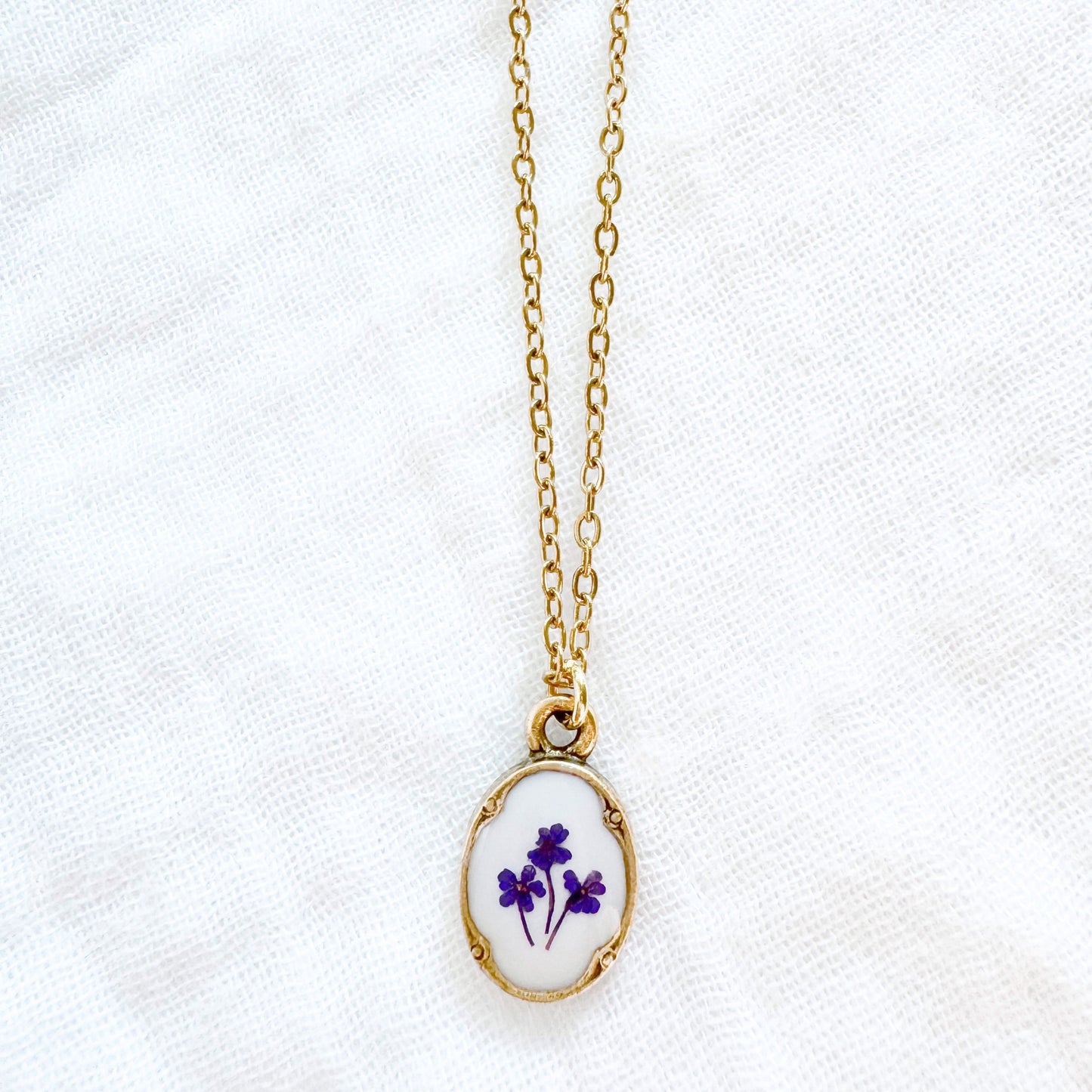 Lavina Mini Ornate Pressed Flower Necklace | Gold