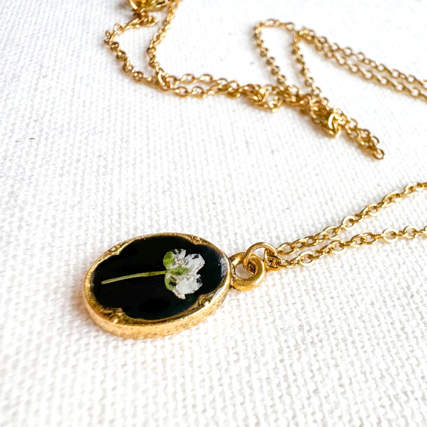 Victoria Mini Ornate Pressed Flower Necklace | Gold