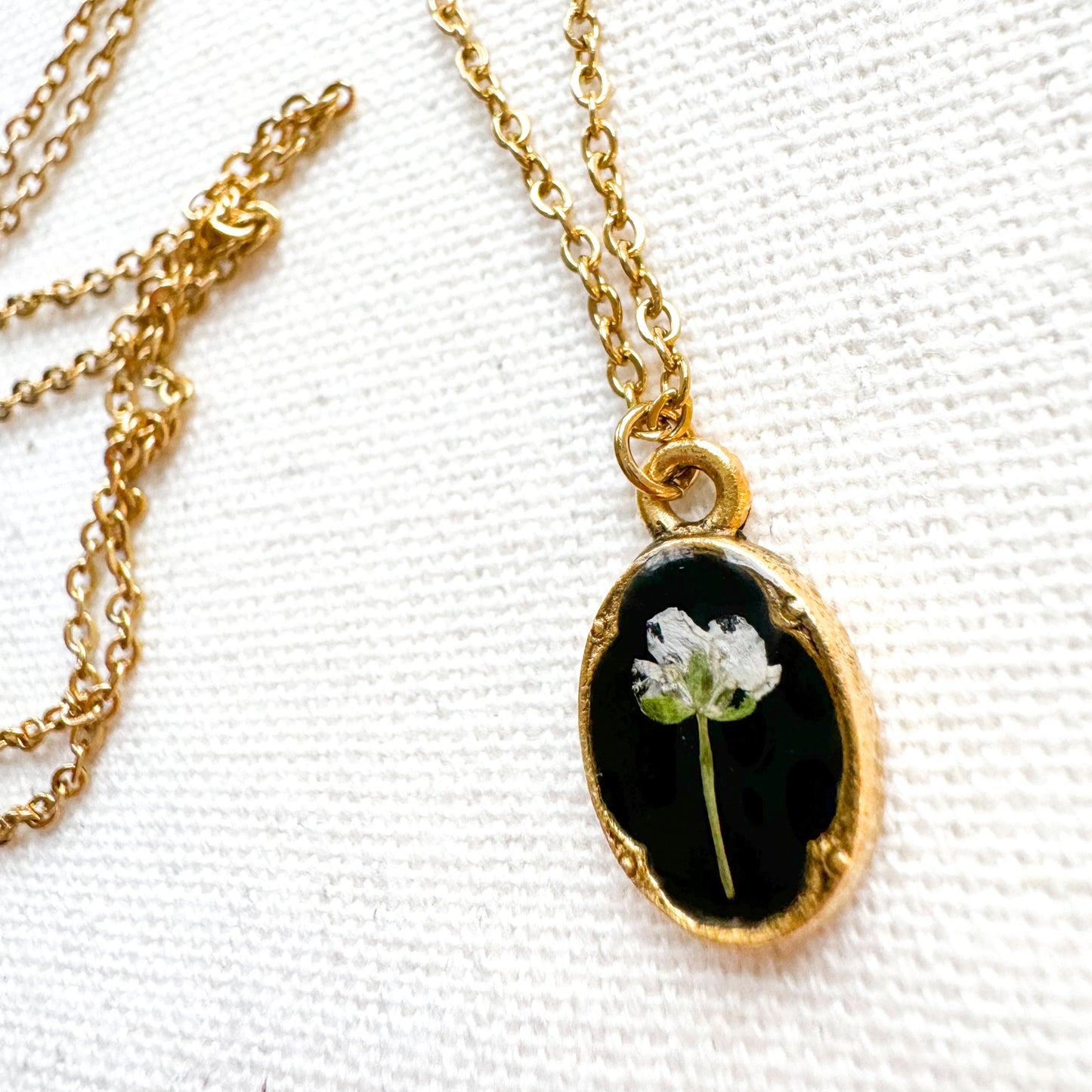 Victoria Mini Ornate Pressed Flower Necklace | Gold