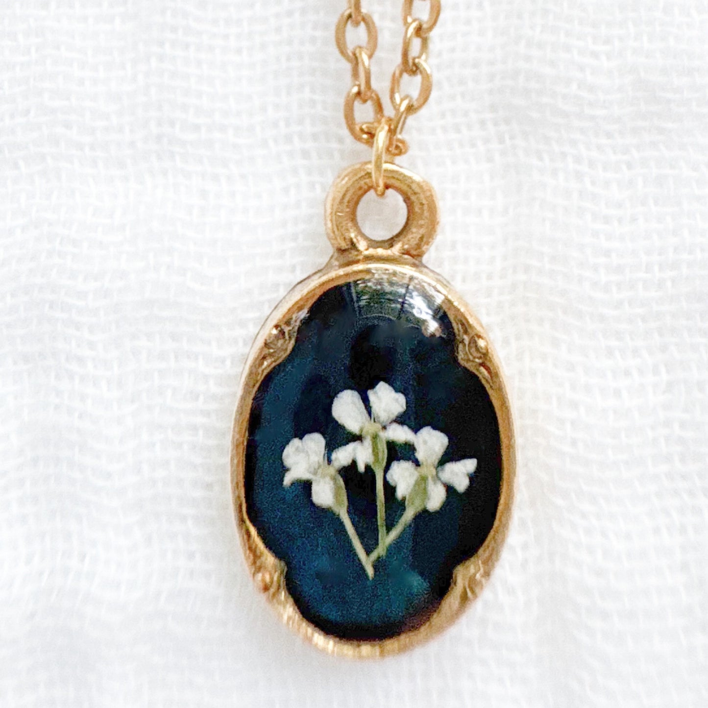 Amanda Mini Ornate Pressed Flower Necklace | Gold