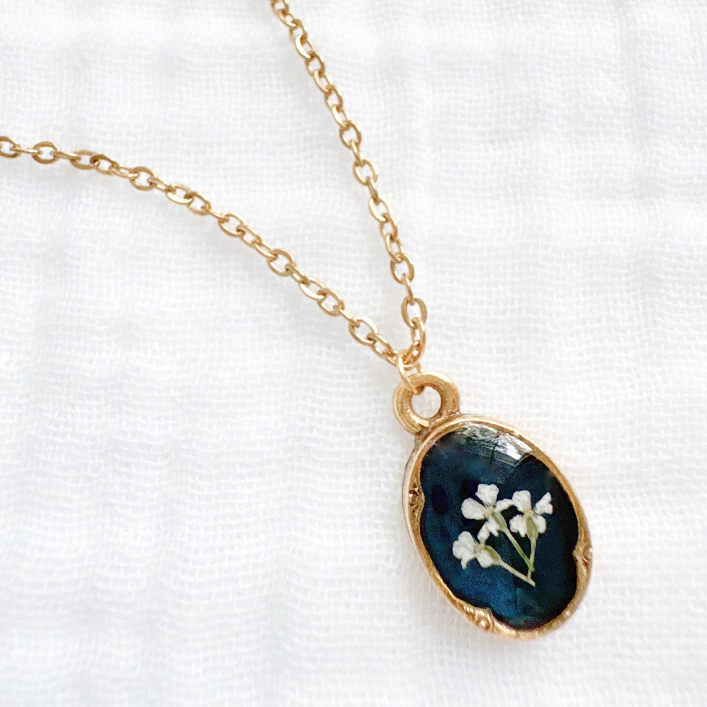 Amanda Mini Ornate Pressed Flower Necklace | Gold