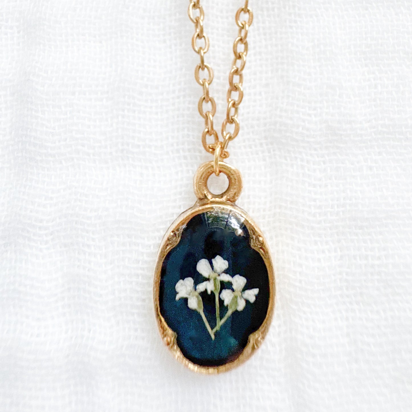 Amanda Mini Ornate Pressed Flower Necklace | Gold