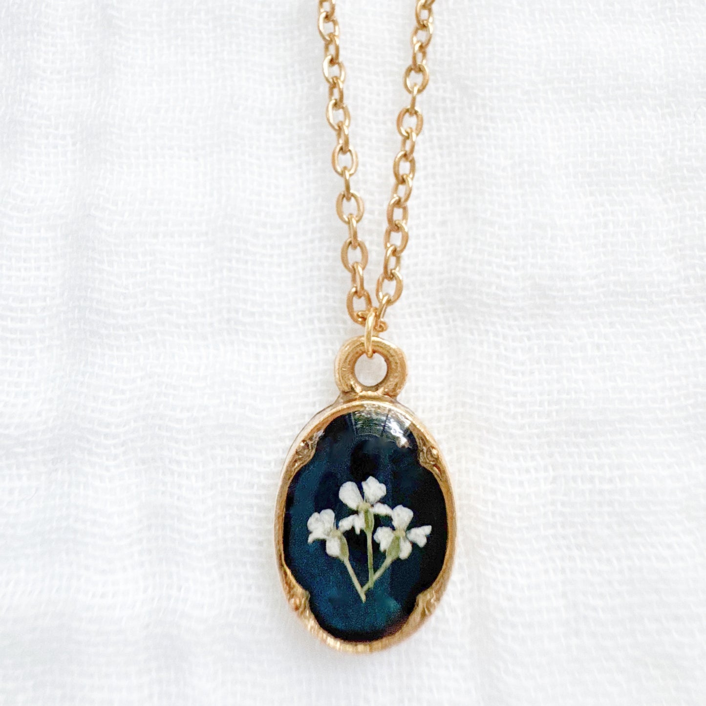 Amanda Mini Ornate Pressed Flower Necklace | Gold