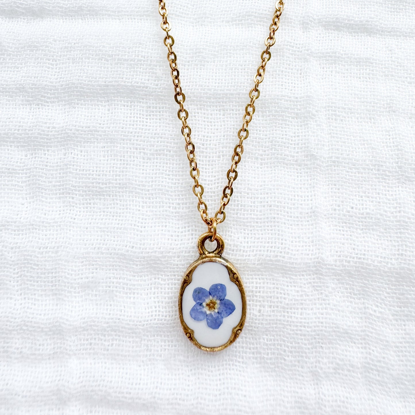 Céleste Forget-Me-Not Mini Ornate Pressed Flower Necklace | Gold