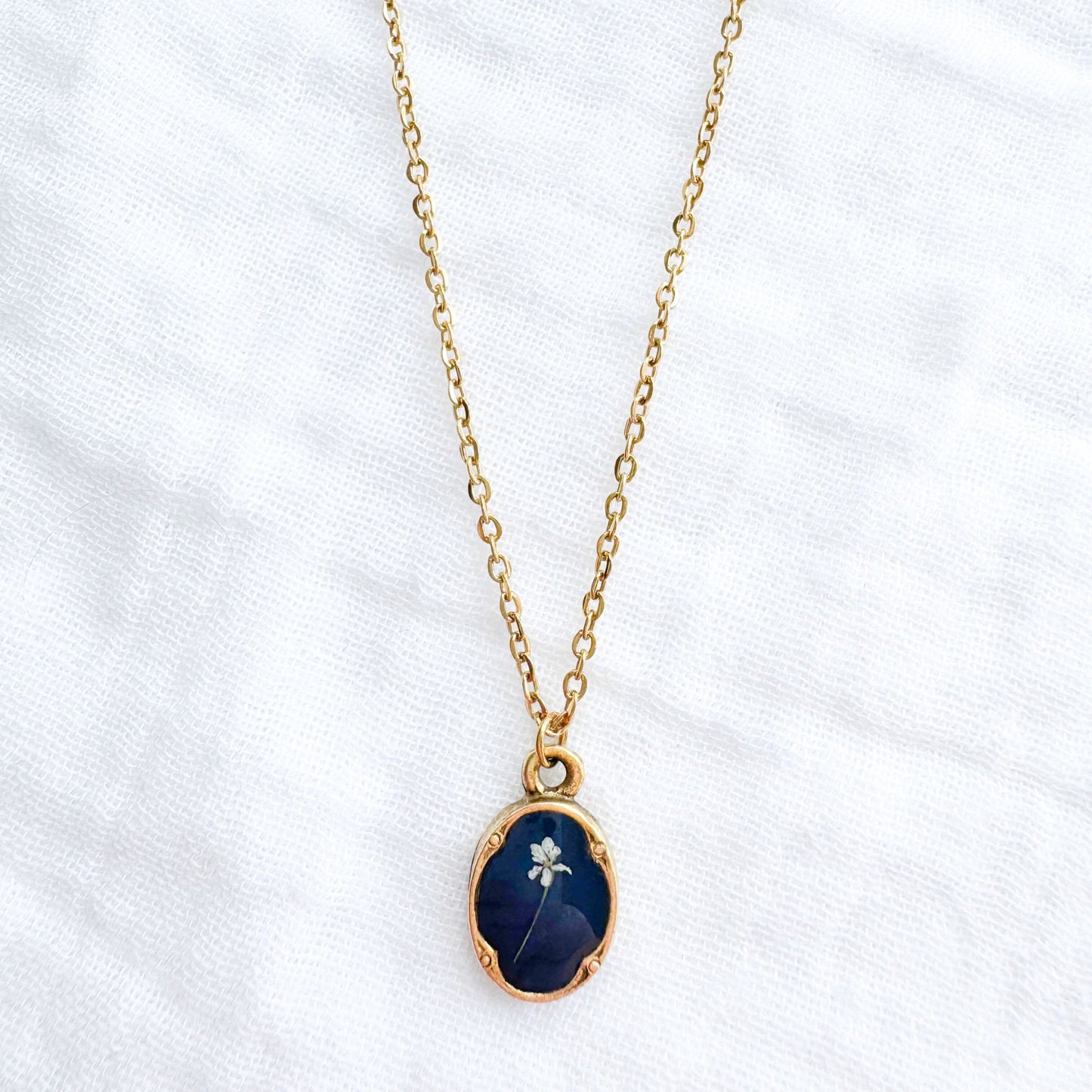 Céline Mini Ornate Pressed Flower Necklace | Gold