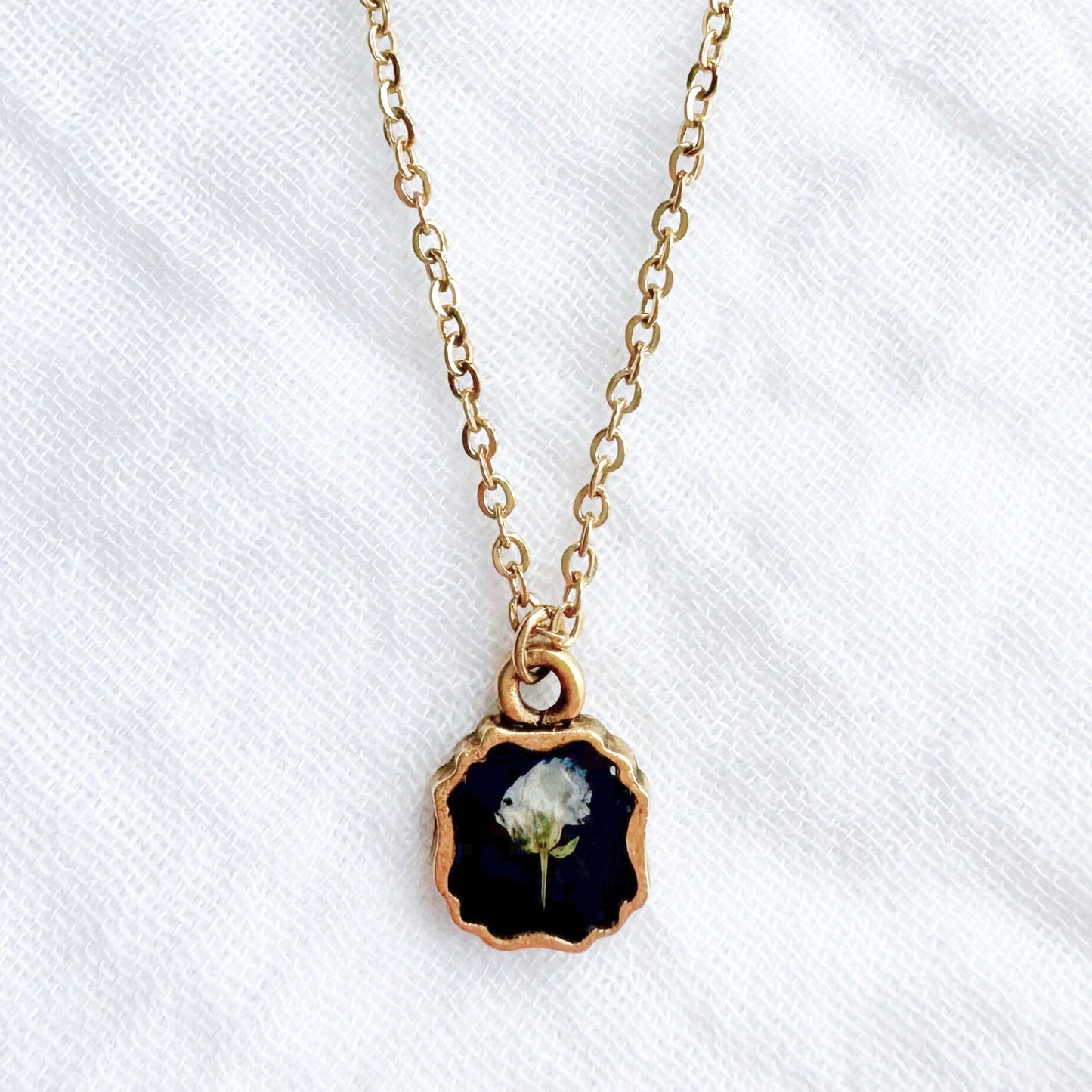 Céline Mini Frame Pressed Flower Necklace | Gold