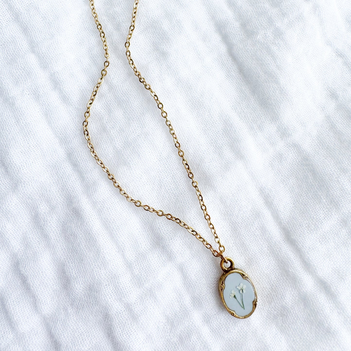 Dorothy Mini Ornate Pressed Flower Necklace | Gold