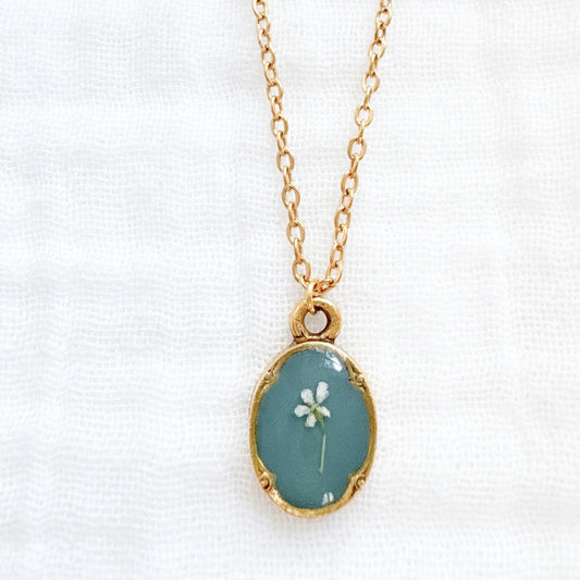 Elinor Mini Ornate Pressed Flower Necklace | Gold