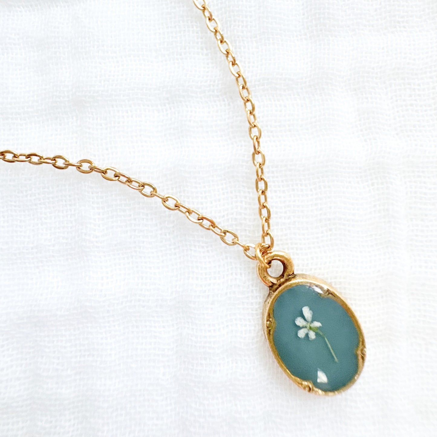 Elinor Mini Ornate Pressed Flower Necklace | Gold