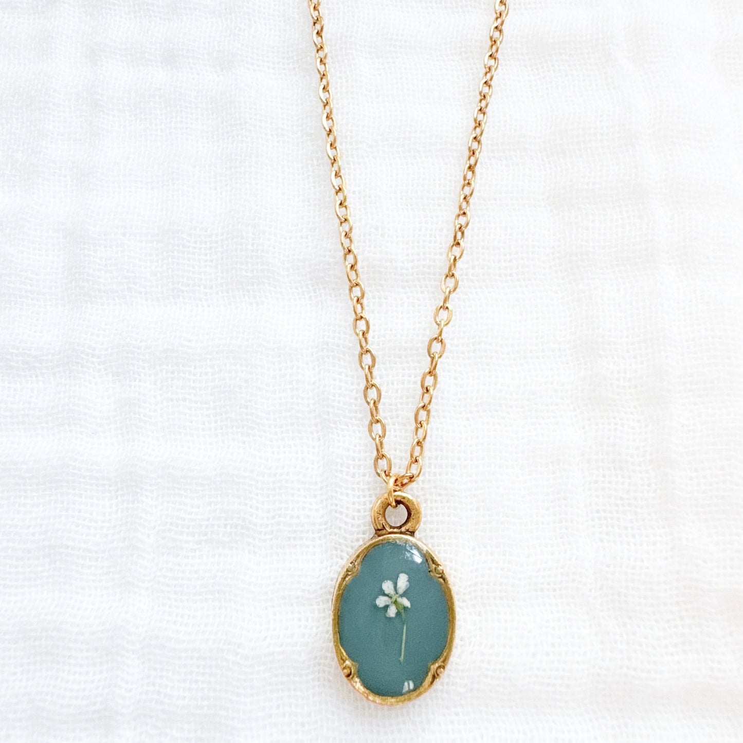 Elinor Mini Ornate Pressed Flower Necklace | Gold