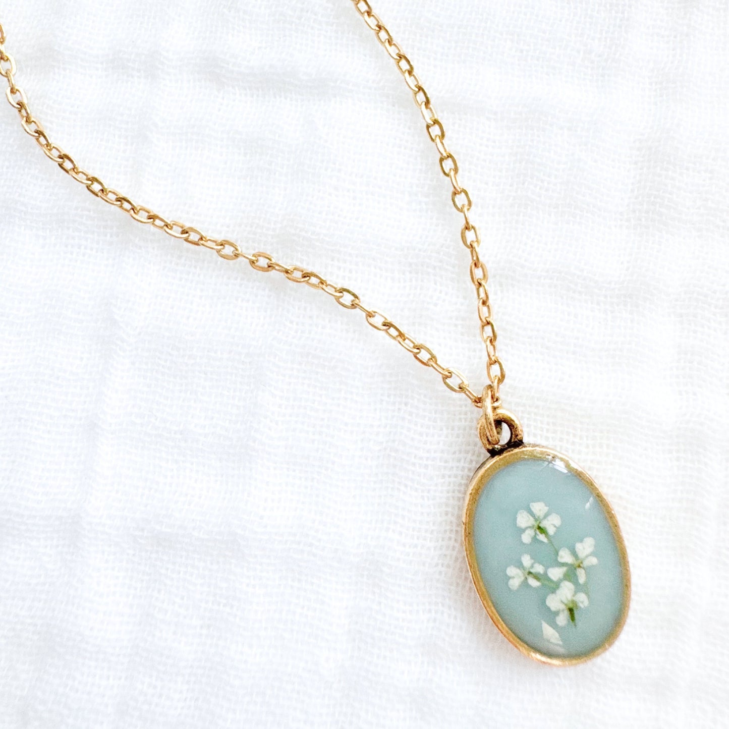 Elizabeth Classic Oval Pressed Flower Necklace | Gold
