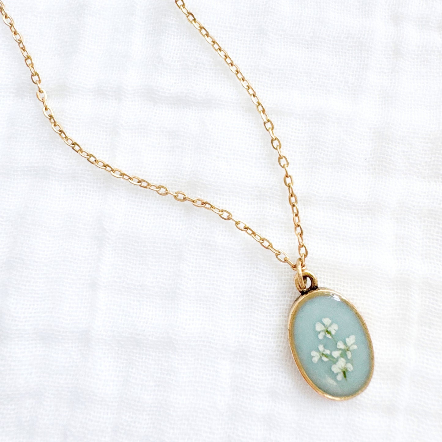 Elizabeth Classic Oval Pressed Flower Necklace | Gold