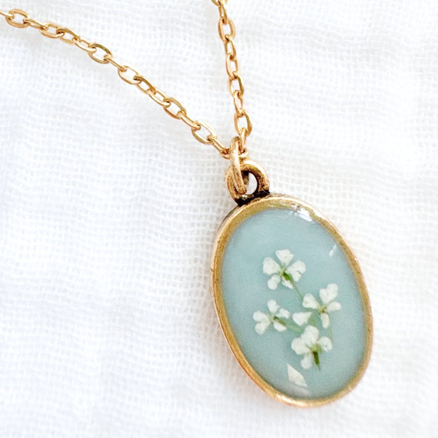 Elizabeth Classic Oval Pressed Flower Necklace | Gold
