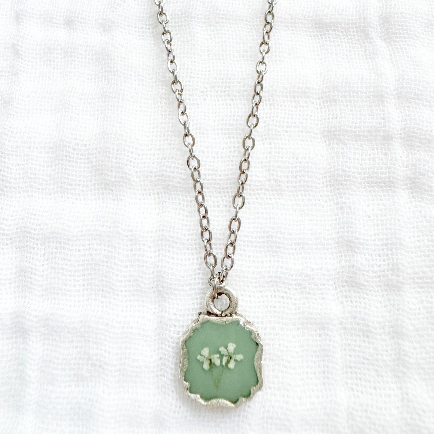 Gwen Mini Ornate Pressed Flower Necklace | Silver