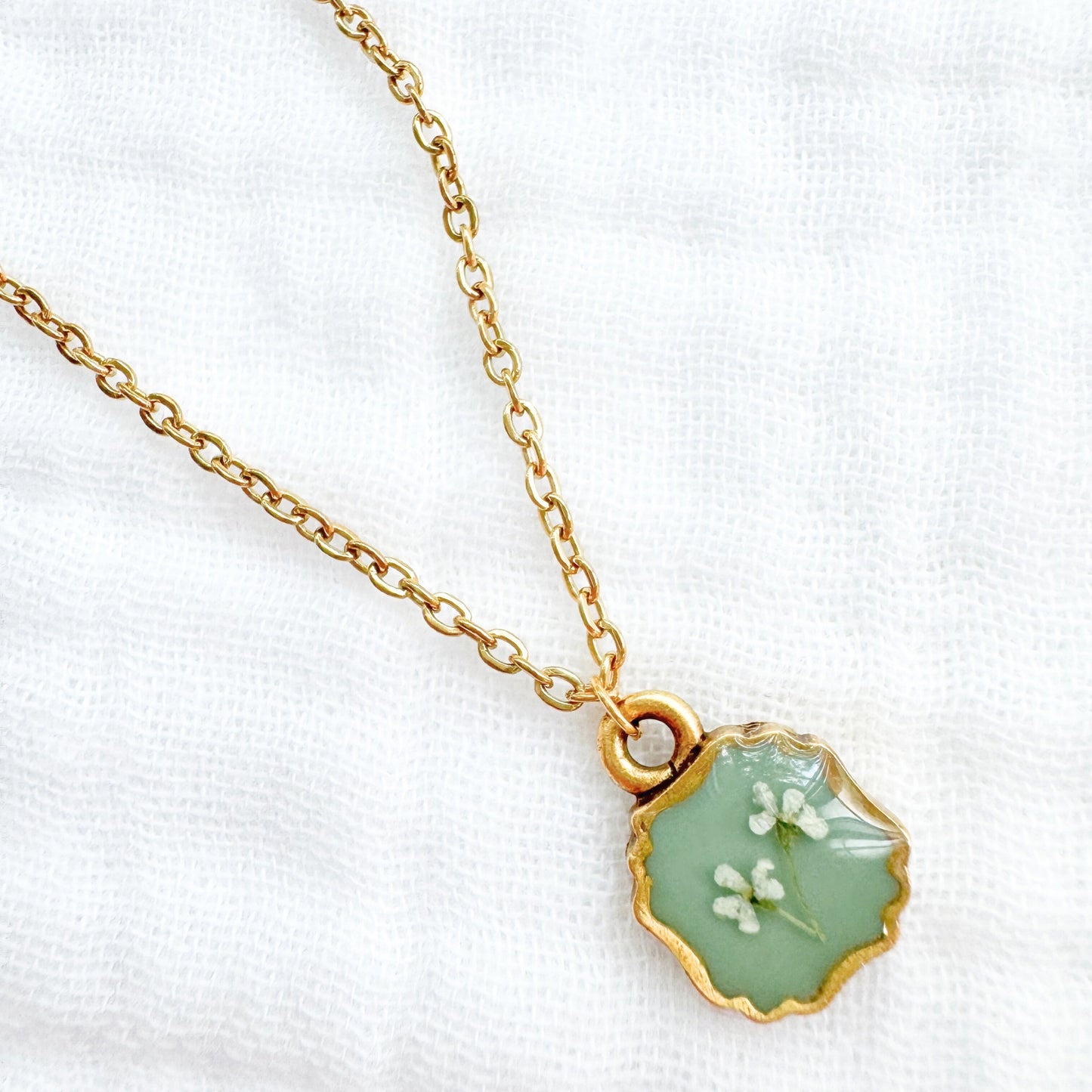 Faye Mini Ornate Pressed Flower Necklace | Gold