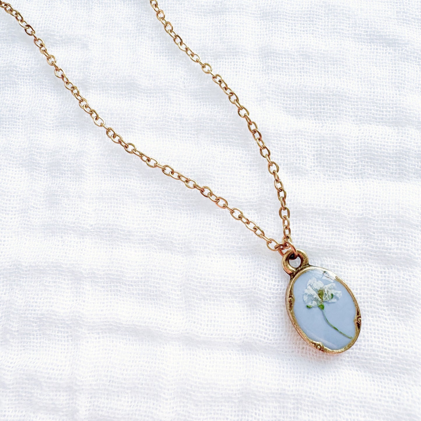 Geneviève Mini Ornate Pressed Flower Necklace | Gold