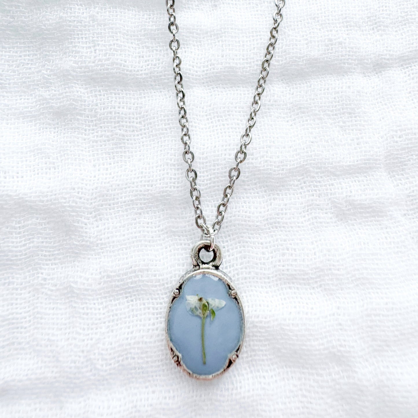 Geneviève Mini Ornate Pressed Flower Necklace | Silver