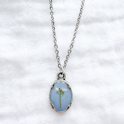 Geneviève Mini Ornate Pressed Flower Necklace | Silver