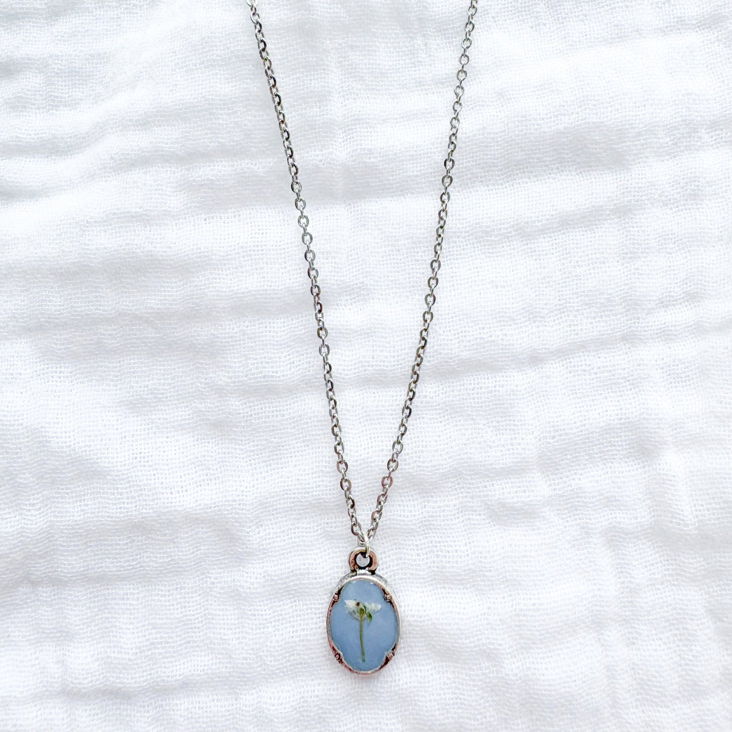 Geneviève Mini Ornate Pressed Flower Necklace | Silver