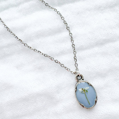 Geneviève Mini Ornate Pressed Flower Necklace | Silver