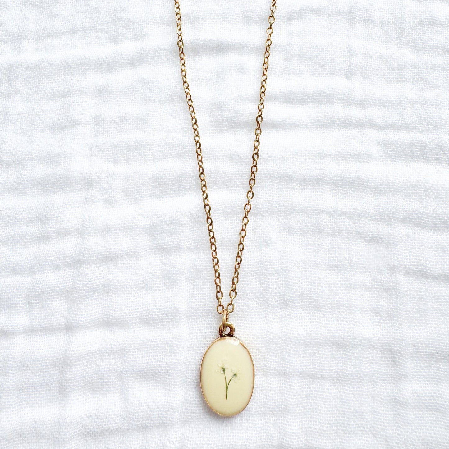 Joyce Classic Oval Pressed Flower Necklace | Gold