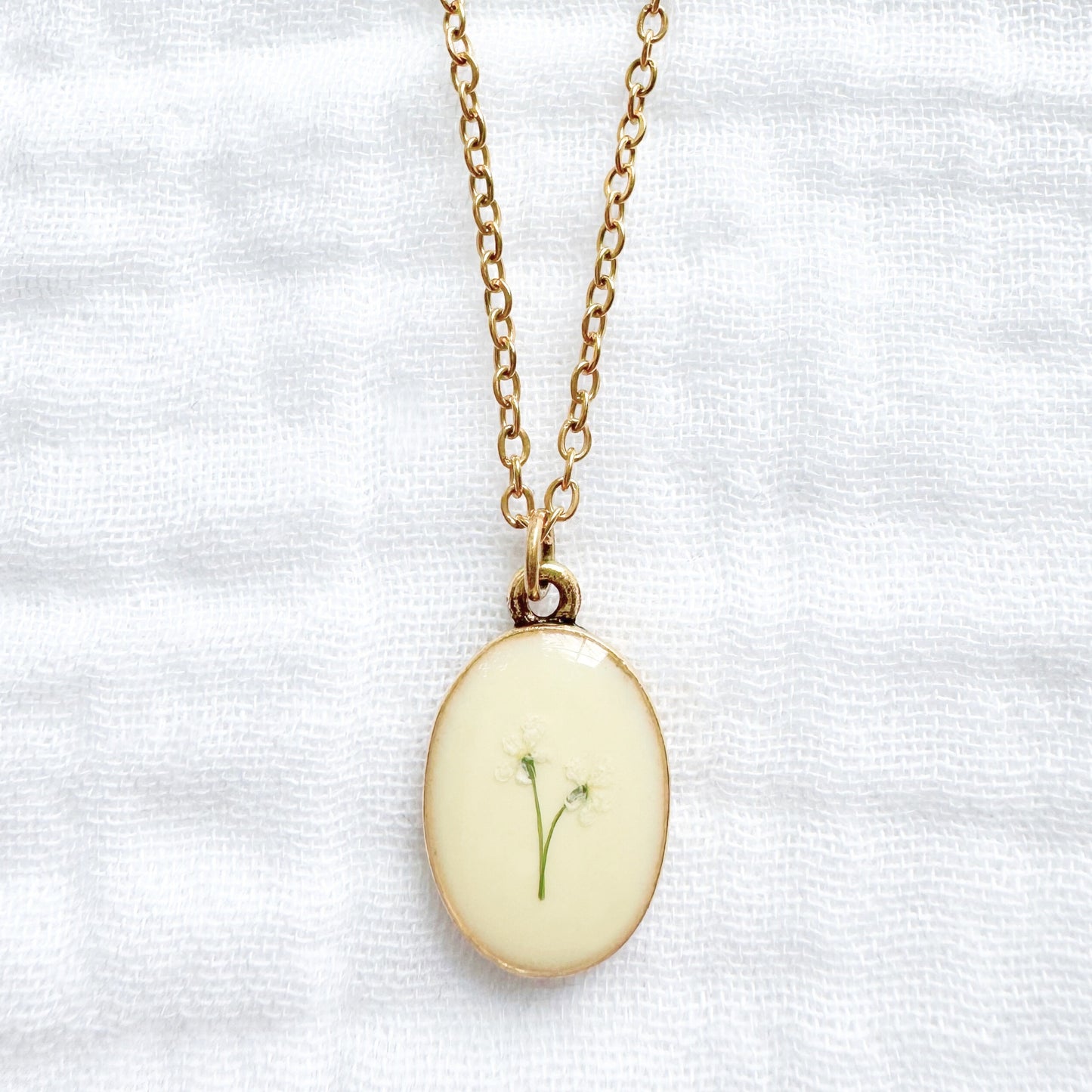 Joyce Classic Oval Pressed Flower Necklace | Gold