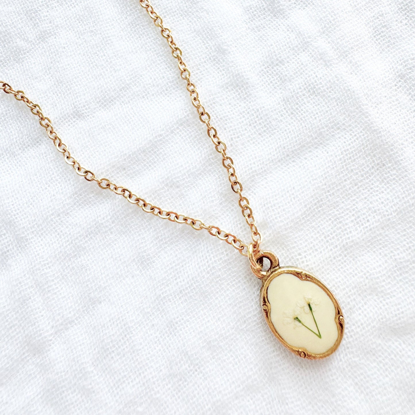 Joyce Mini Ornate Pressed Flower Necklace | Gold