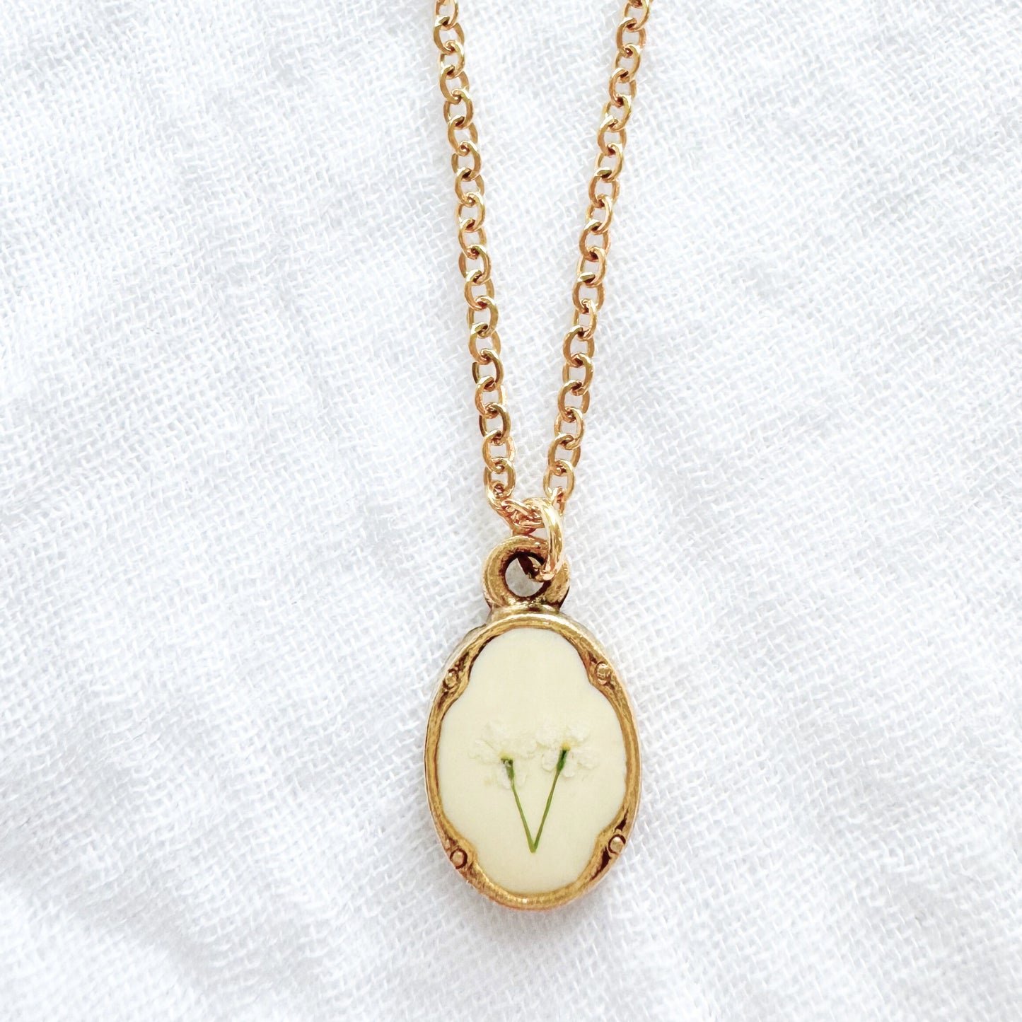 Joyce Mini Ornate Pressed Flower Necklace | Gold