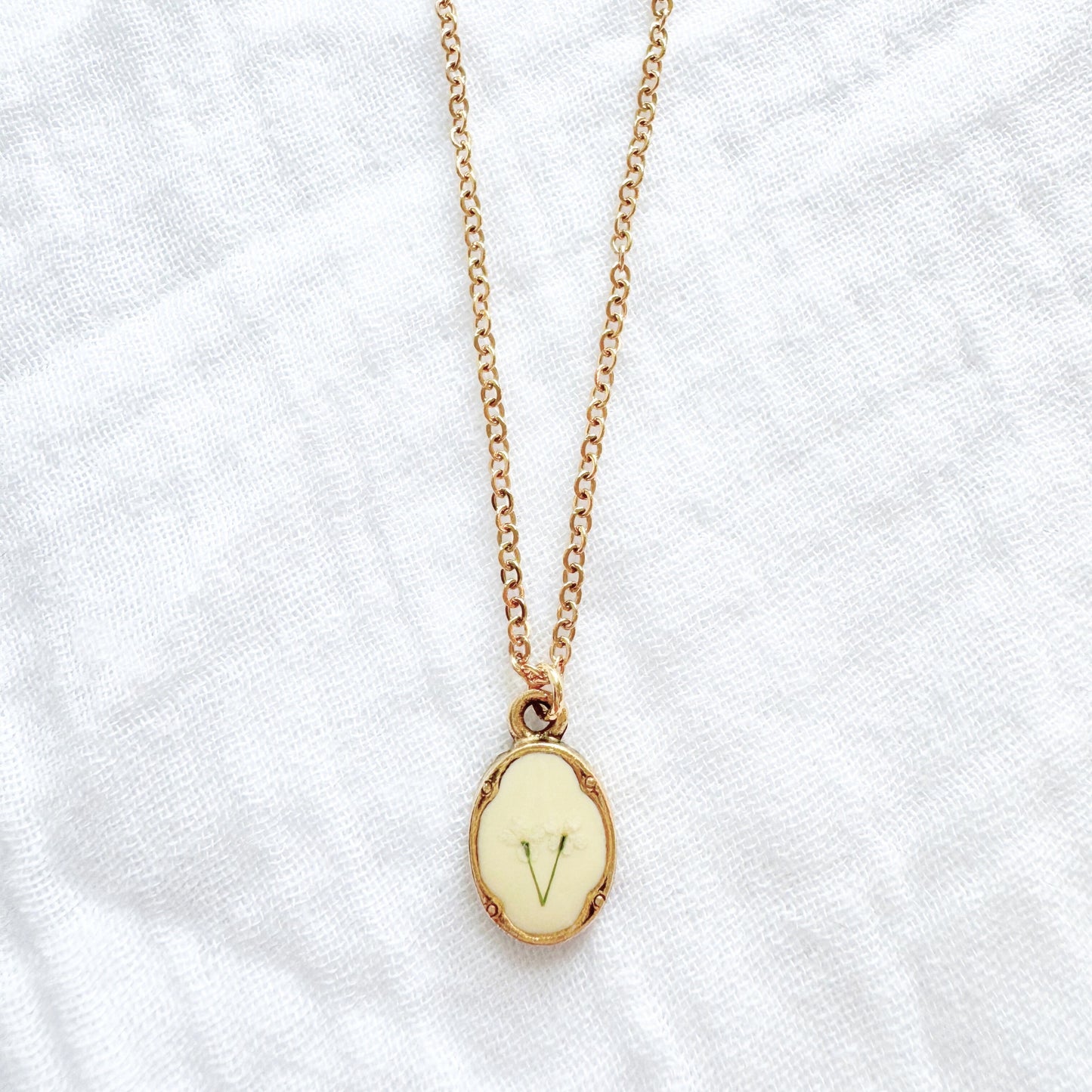 Joyce Mini Ornate Pressed Flower Necklace | Gold