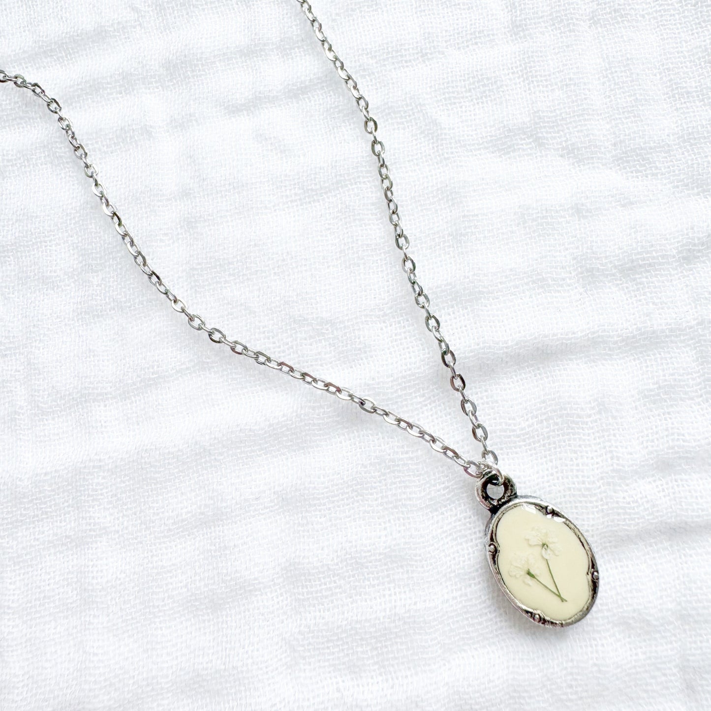 Joyce Mini Ornate Pressed Flower Necklace | Silver