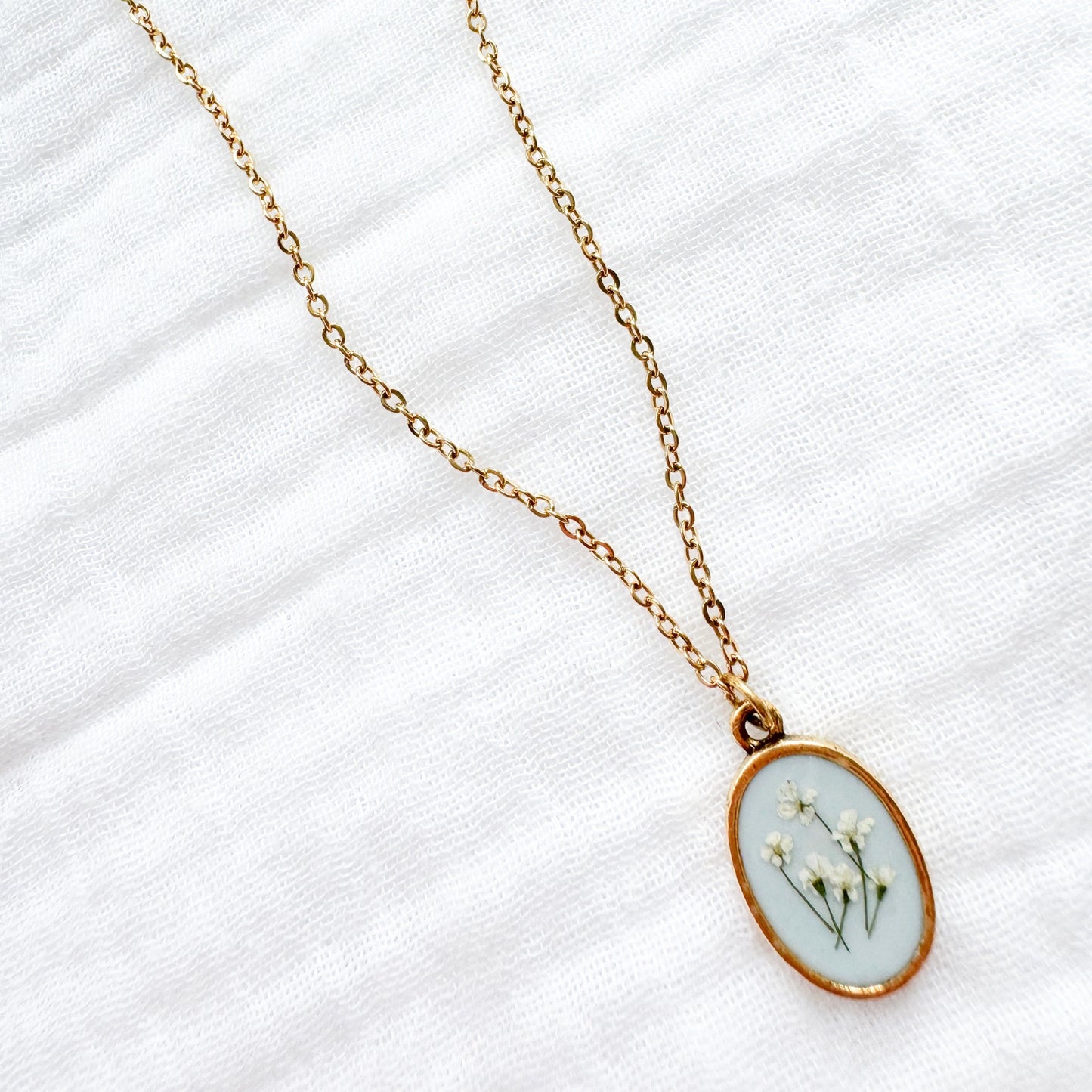 Laurence Classic Oval Pressed Flower Necklace | Gold