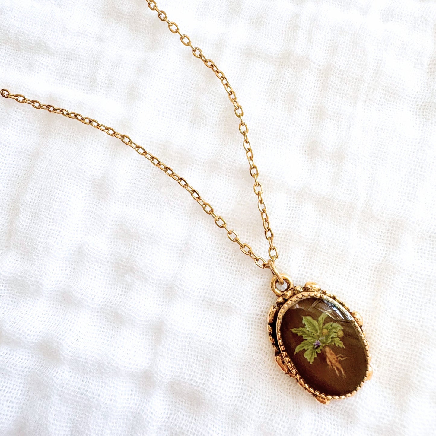 Mandrake Ornate Pendant Necklace | Gold