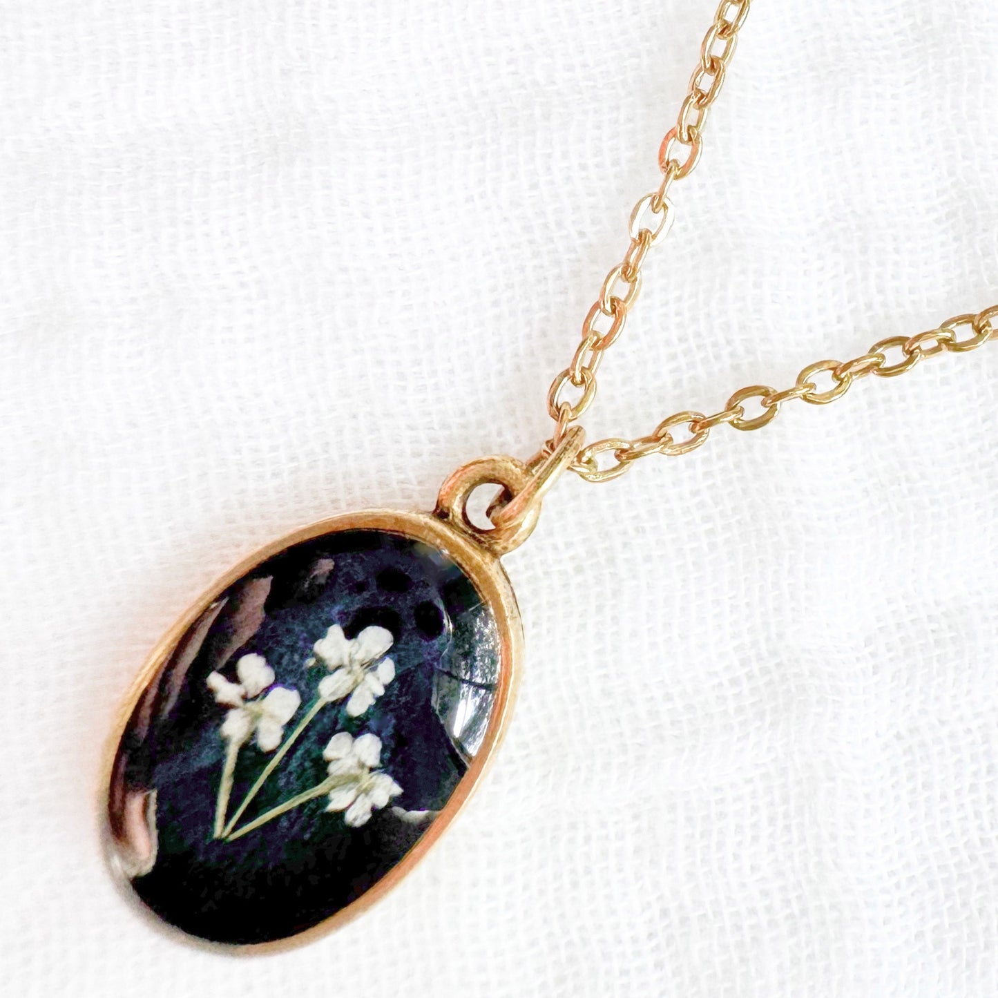 Nada Classic Oval Pressed Flower Necklace | Gold