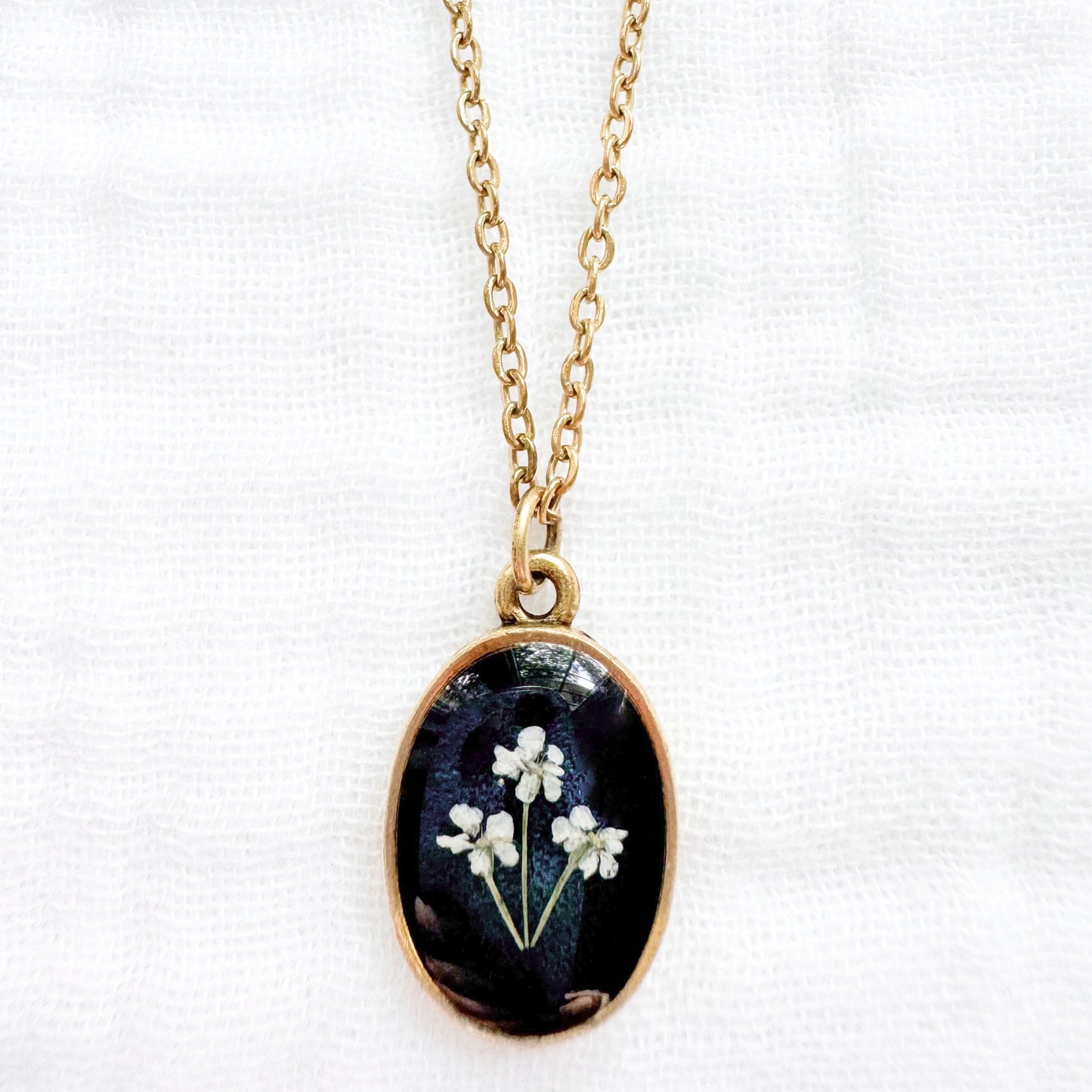 Nada Classic Oval Pressed Flower Necklace | Gold