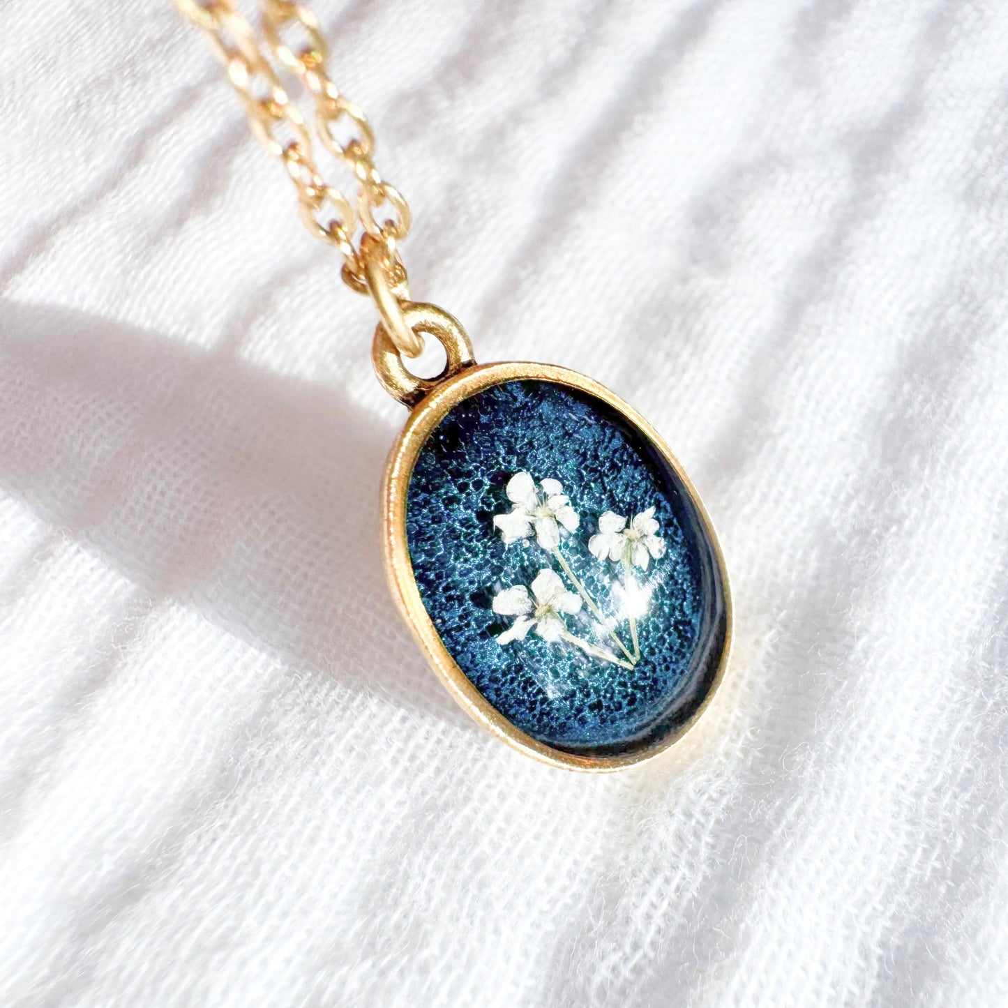 Nada Classic Oval Pressed Flower Necklace | Gold